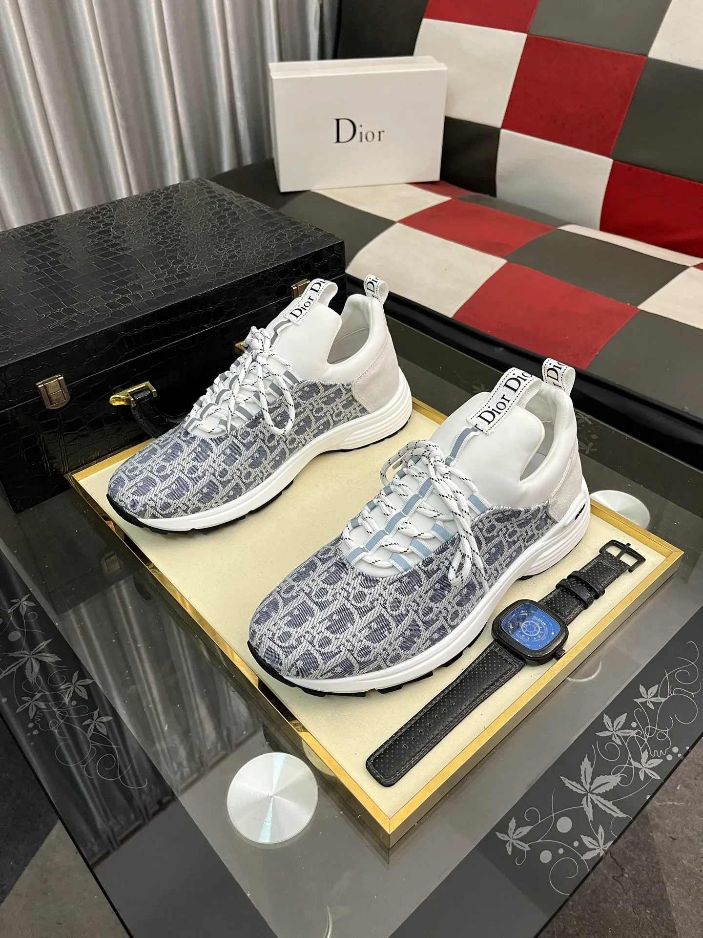 Men's Men's Shoes💰440⌚️⌚️ Dior's casual and sporty style combines the elements of dad's bag-soled shoes, successfully breaking through the dad shoe style that has been on the streets in recent years, and becoming a beautiful landscape in luxury goods. The fabric is high mercerized with breathable mesh, and the mesh on both sides of the shoe is made of three layers of composite technology. The bottom process uses package molding fabrics: imported high mercerized 🐂 cowhide stitching with original customized D-shaped mesh code number: 38-443️⃣Colors available